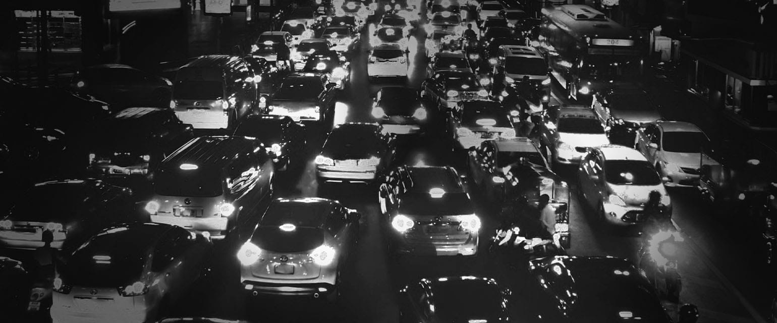 Μποτιλιάρισμα νύχτα αυτοκίνητα με αναμμένα φώτα