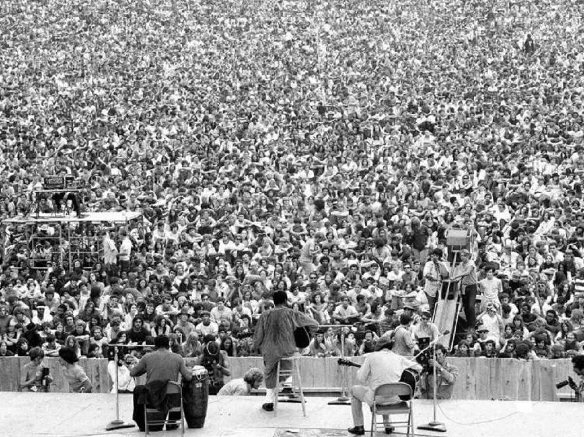 άποψη του πλήθους του κόσμου από τη σκηνή του Woodstock 