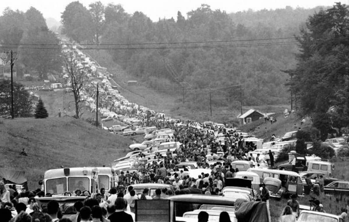 πλήθος κόσμου και αυτοκινήτων σε δρόμο προς το Woodstock 