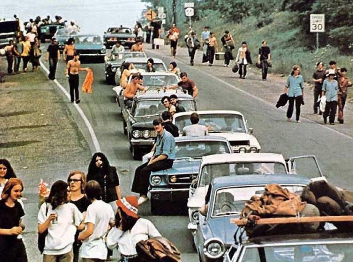 αυτοκίνητα και άνθρωποι στον δρόμο πηγαίνοντας στο Woodstock 