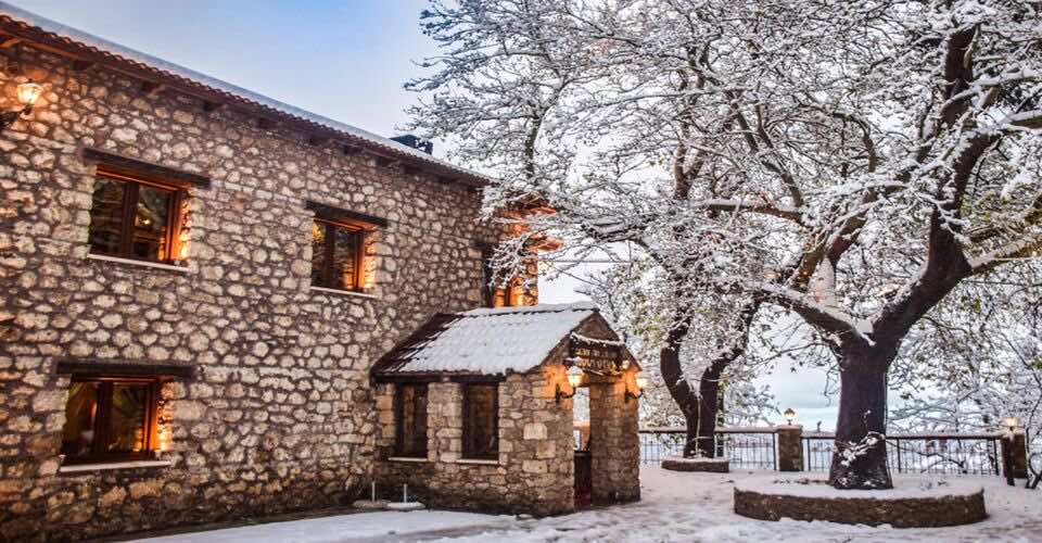 Χιονισμένο τοπίο από τα Τρίκαλα Κορινθίας