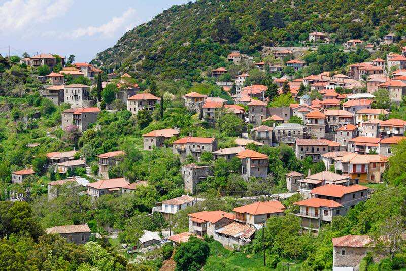 Ορεινό χωριό με πυκνή βλάστηση
