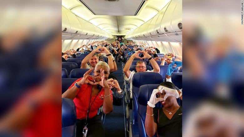Επιβάτες αεροπλάνου σχηματίζουν καρδούλα με τα χέρια