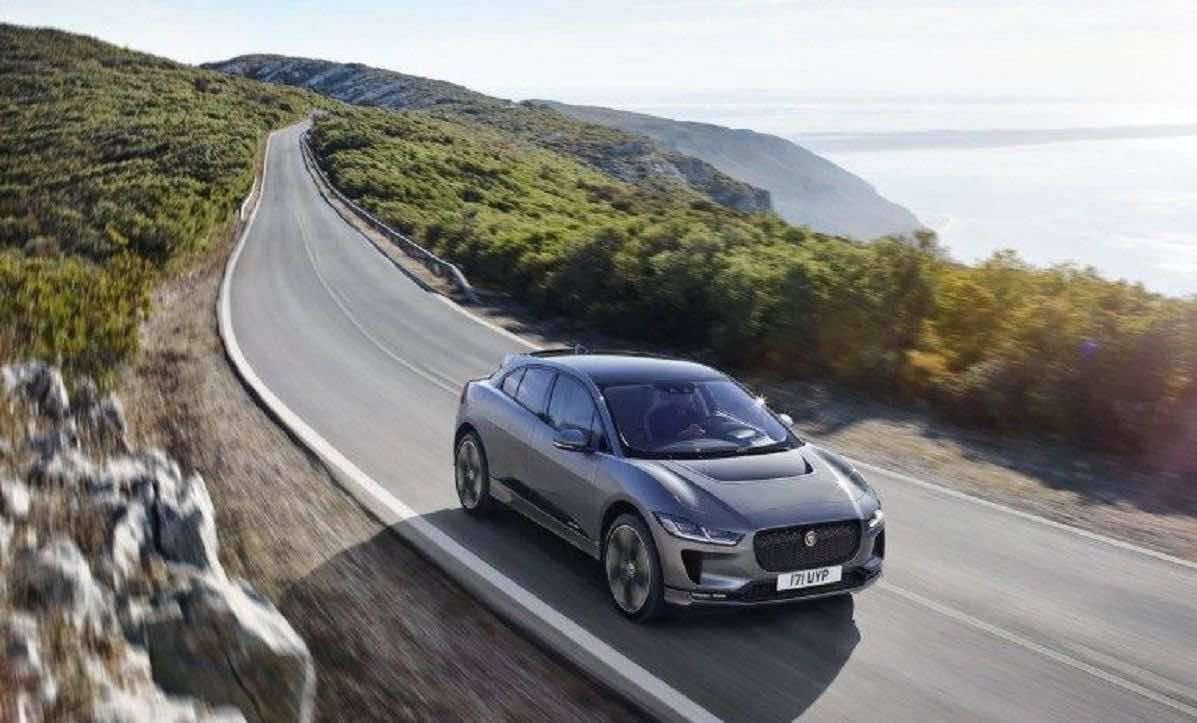 Φωτογραφία με ένα Jaguar I-Pace σε επαρχιακό δρόμο