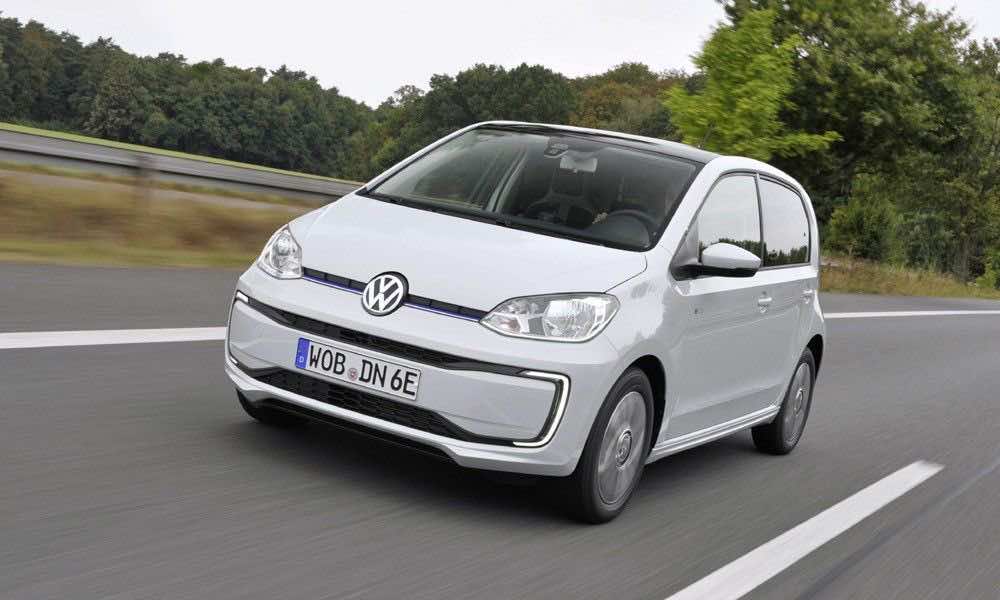 Λευκό Volkswagen eUP σε δρόμο