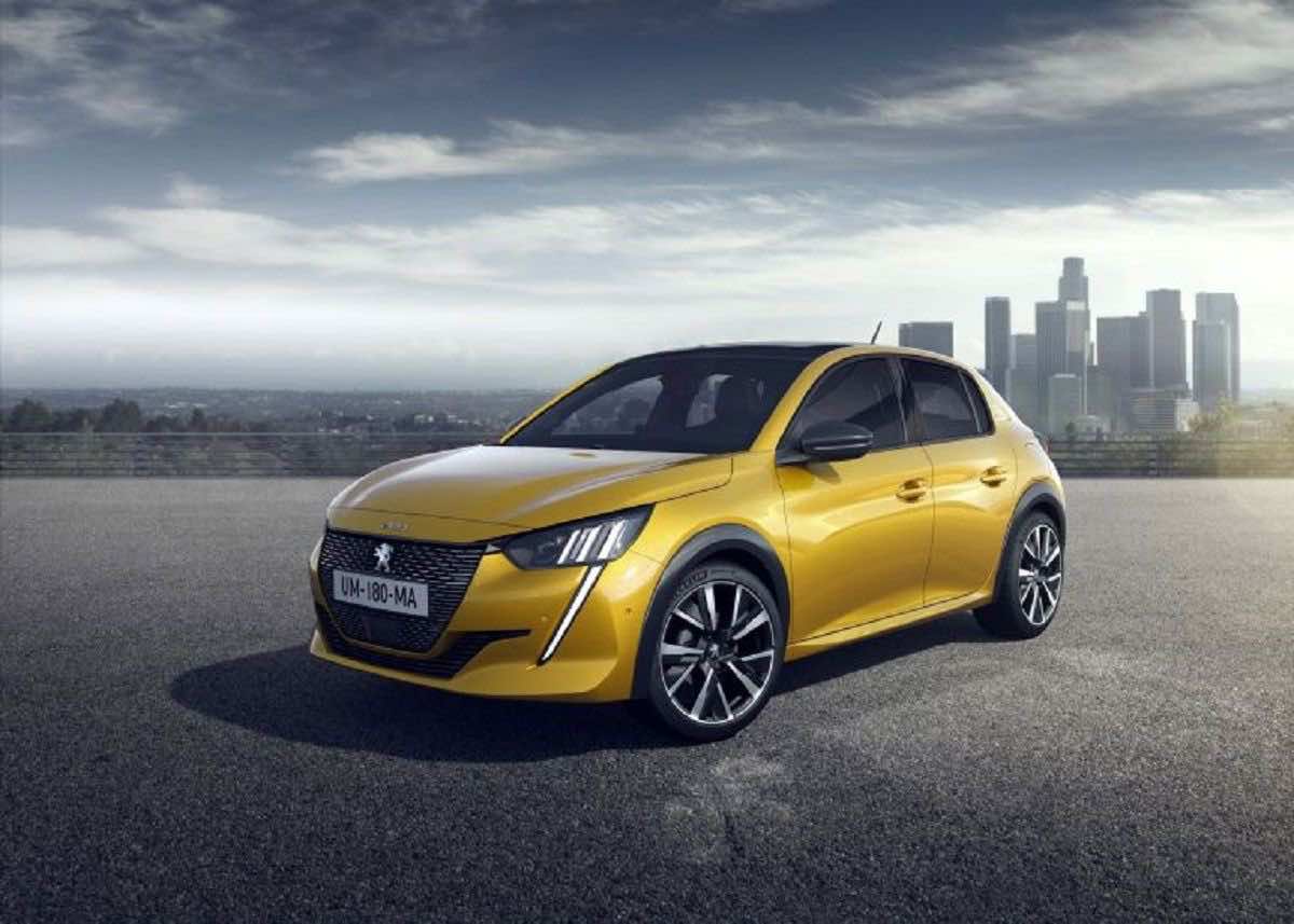 Κίτρινο Peugeot e-208 παρκαρισμένο με φόντο μια πόλη