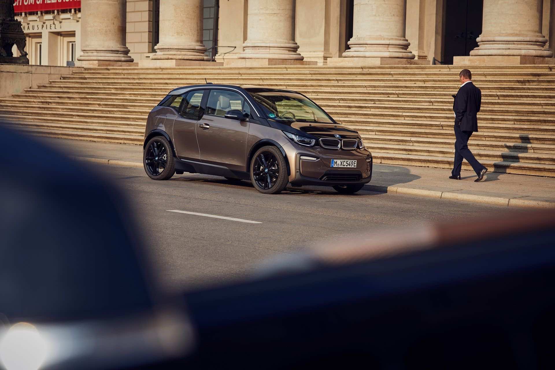 Παρκαρισμένη BMW i3 μπροστά από σκαλιά