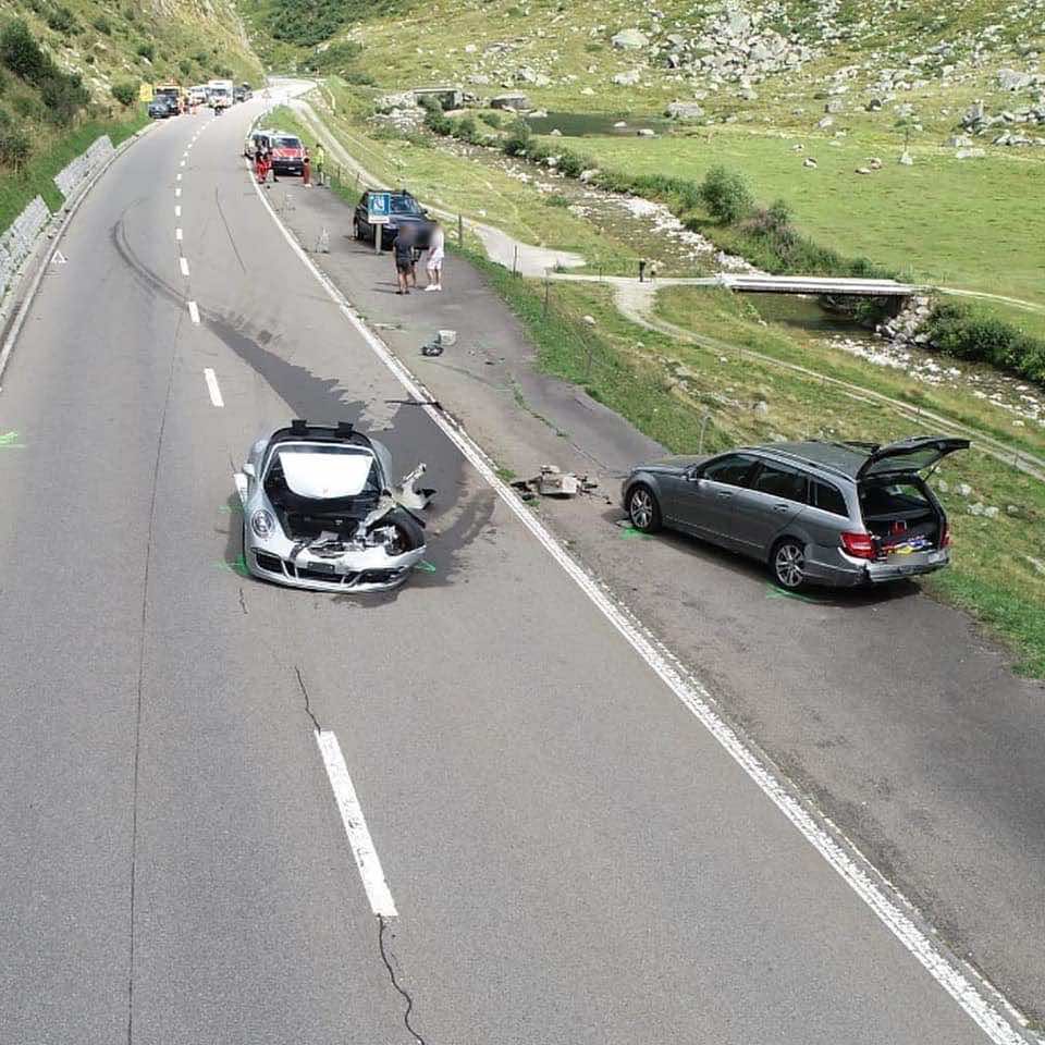 Φωτογραφία με οχήματα που έχουν συγκρουστεί σε δρόμο