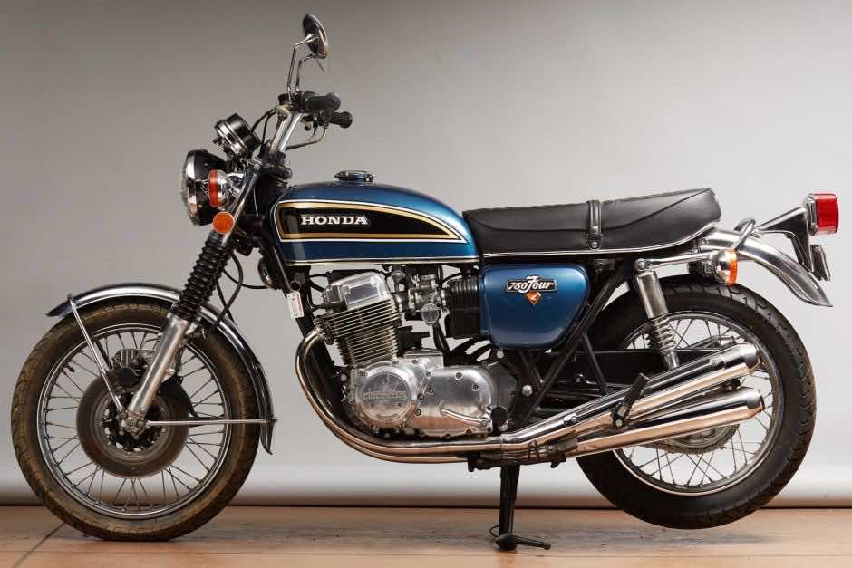 μια μπλε Honda CB750 παρκαρισμένη