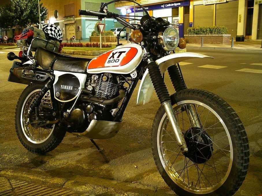 μια παρκαρισμένη Yamaha XT 500 σε δρόμο