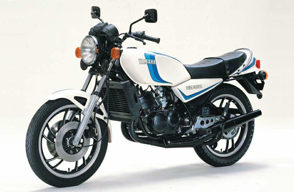 Εκθεσιακή μαύρη Yamaha RD350 LC σε άσπρο φόντο