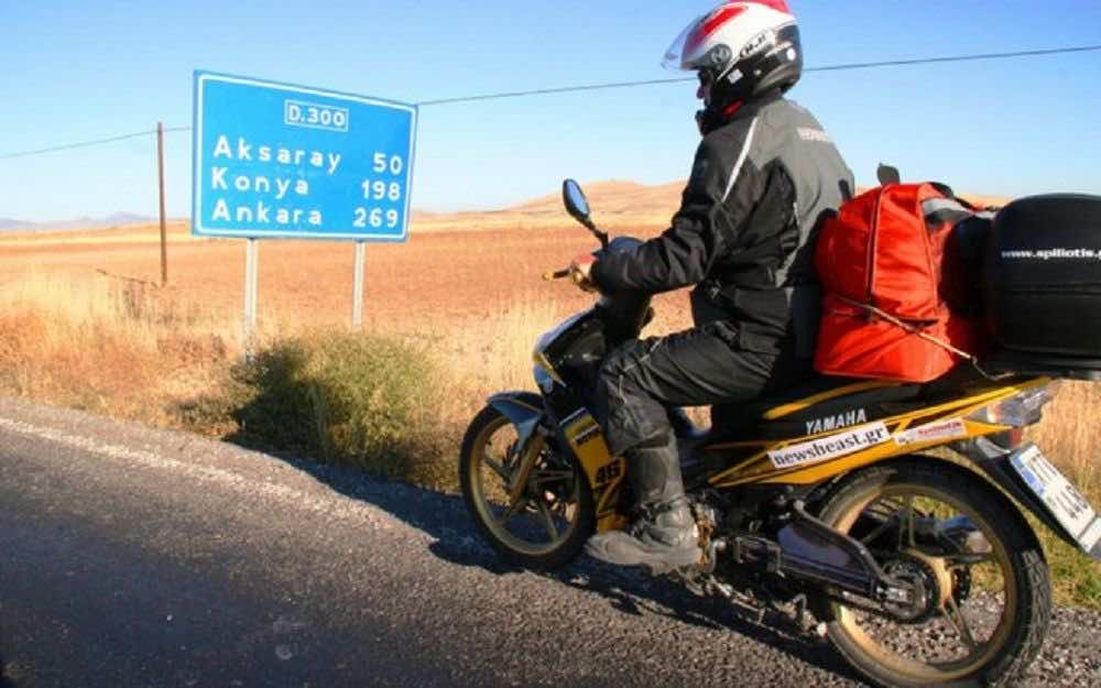 Μοτοσυκλέτα χαμηλού κυβισμού στην άκρη του δρόμου