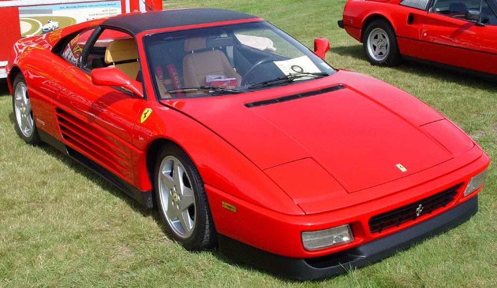 κόκκινη παρκαρισμένη Ferrari σε γκαζόν 