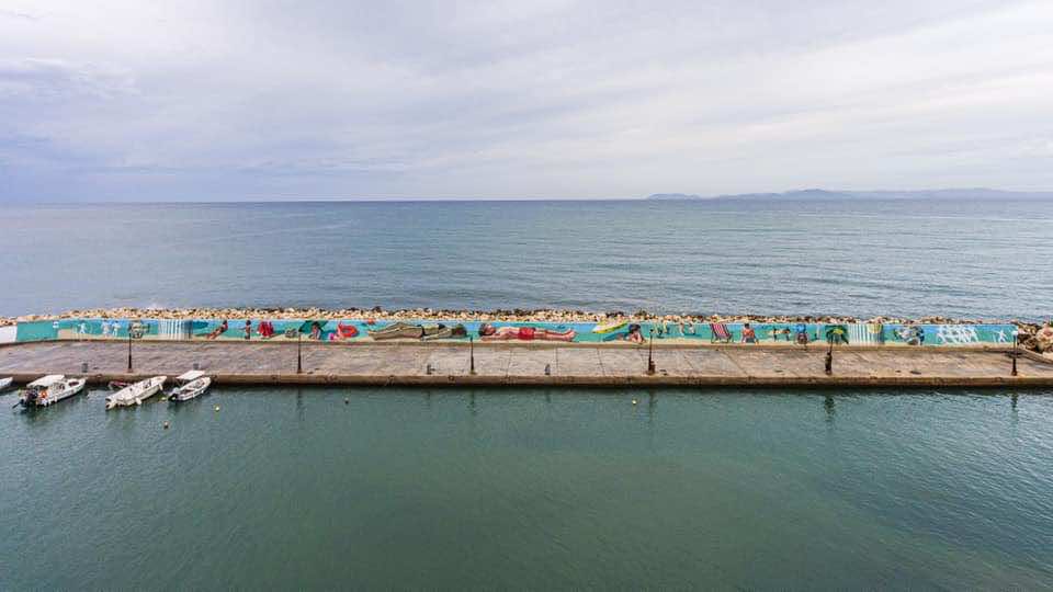 Η τοιχογραφία 90 μέτρων στην παραλία Παλουκίου (Kle - Art in Progress)