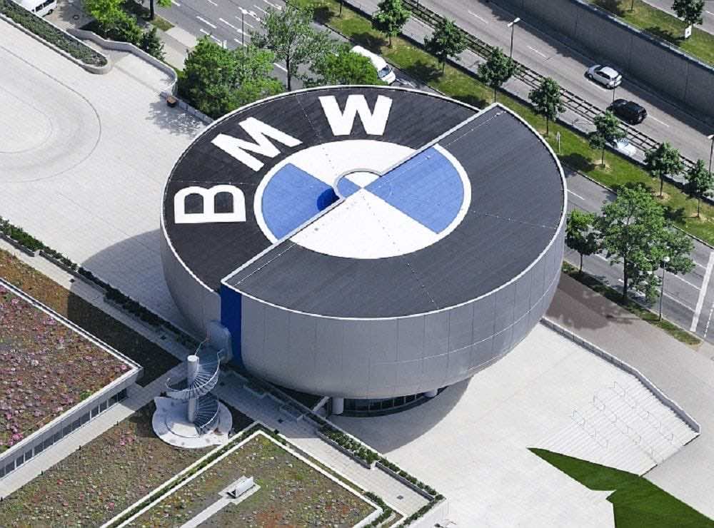 Το πάνω μέρος του μουσείου της BMW όπου φαίνεται το σήμα στην οροφή του κτιρίου