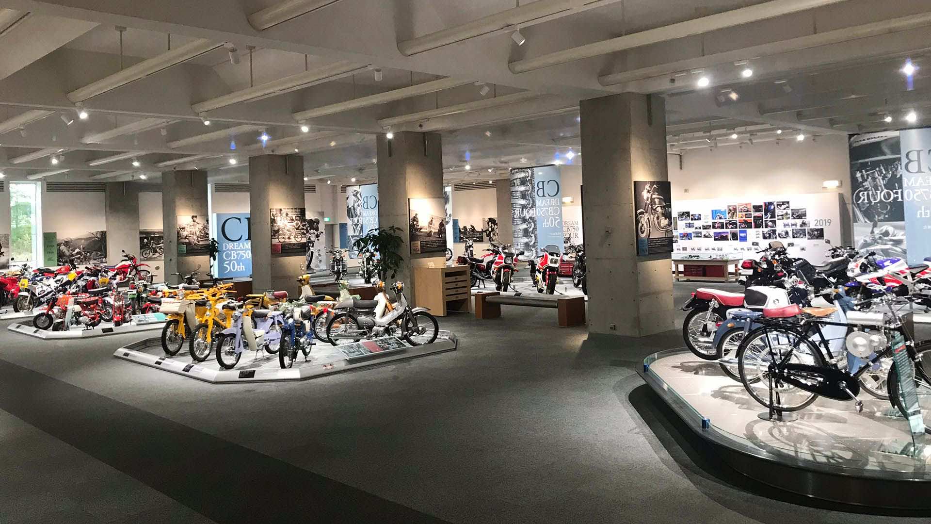 Το εσωτερικό του μουσείου της Honda που δείχνει κομμάτι της συλλογής από παπάκια και μηχανές