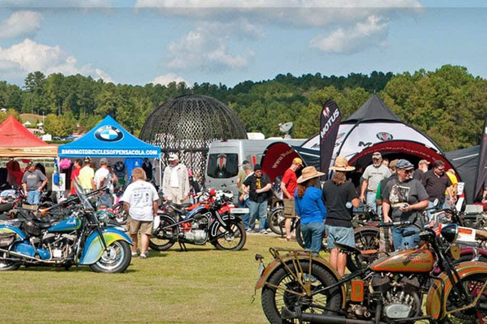 Tο Barber Vintage festival με παρκαρισμένες μοτοσυκλέτες και ανθρώπους