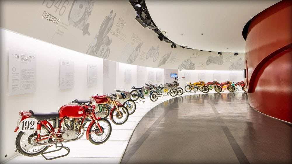 Μοτοσυκλέτες σε σειρά στο μουσείο της Ducati