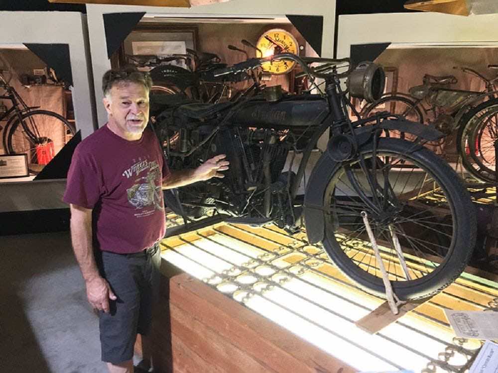 Ο Dale Walksler δίπλα σε μια μοτοσυκλέτα του μουσείου Wheels Through Time