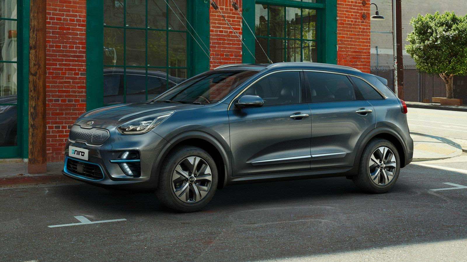 Φωτογραφία με Kia e-niro παρκαρισμένο στη σκιά ενός κτιρίου