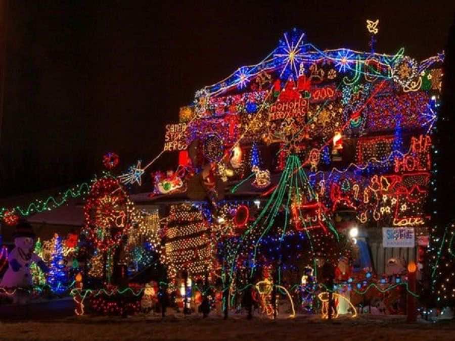 σπίτι σττολισμένο με ολύχρωμα χριστουγεννιάτικα φώτα παντού