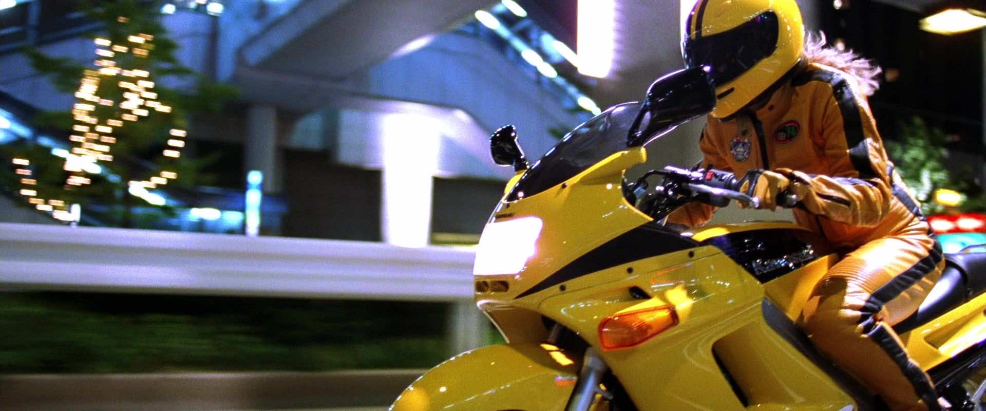 Η Uma Thurman με κίτρινη στολή πάνω στην κίτρινη Kawasaki ZZR 250