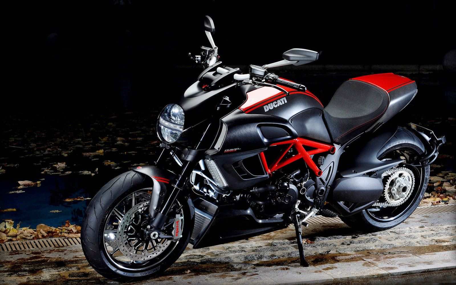 Παρκαρισμένη Ducati Diavel μπροστά από μια πισίνα γεμάτη φύλλα