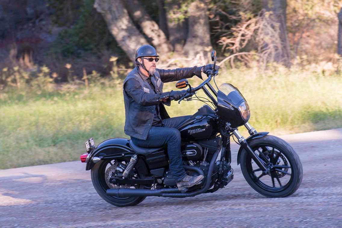 Η Harley-Davidson Dyna Street Bob με τον Chibs αναβάτη