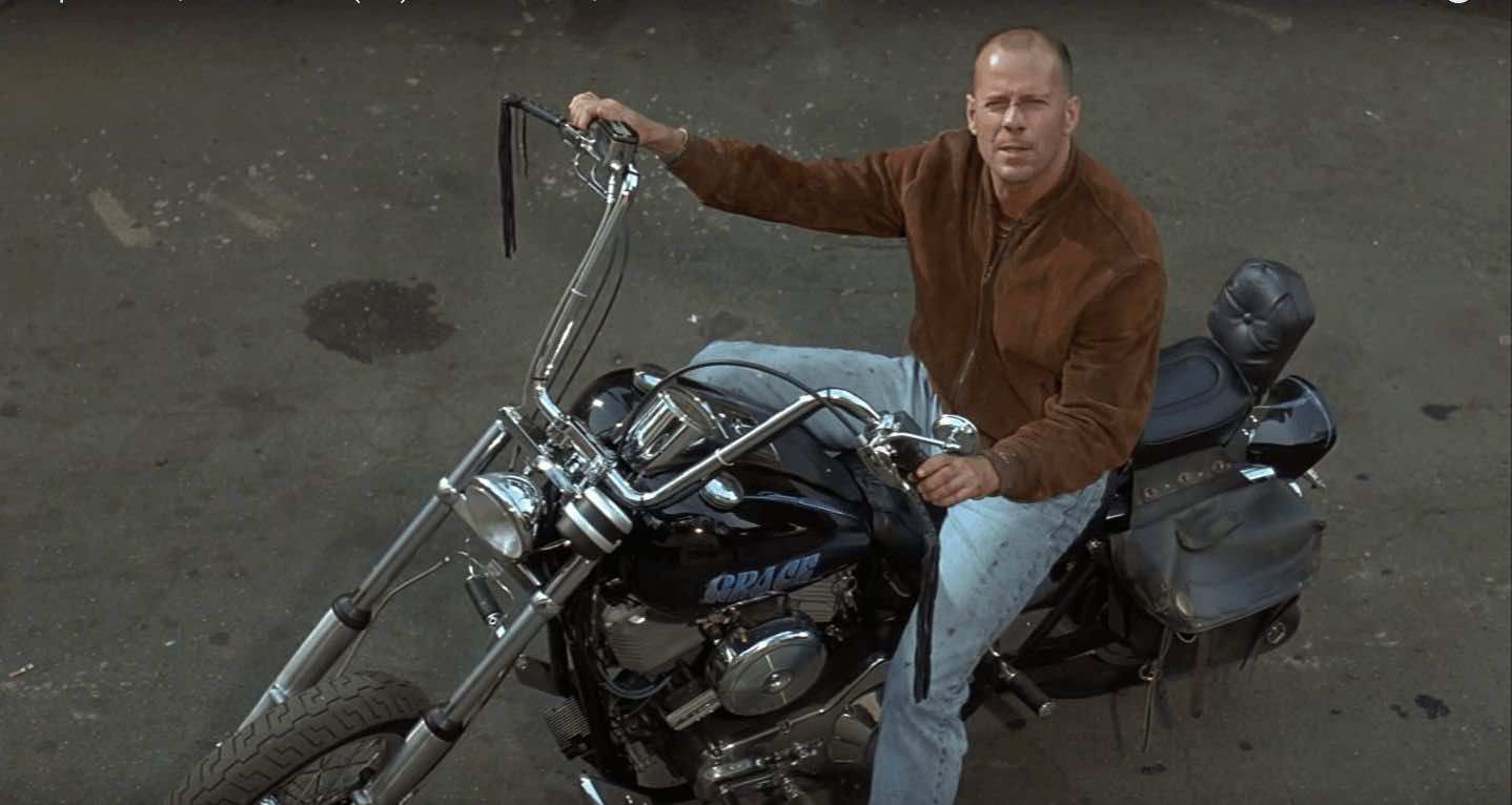 Ο John Travolta πάνω σε μια Harley Davidson FXR