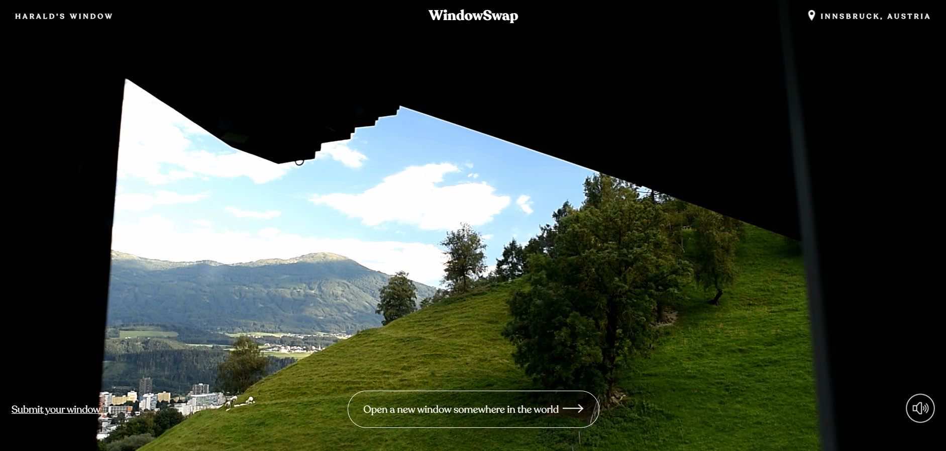 Screenshot από την εφαρνογή Window Swap που δείχνει έναν πράσινο λόφο και δέντρα 