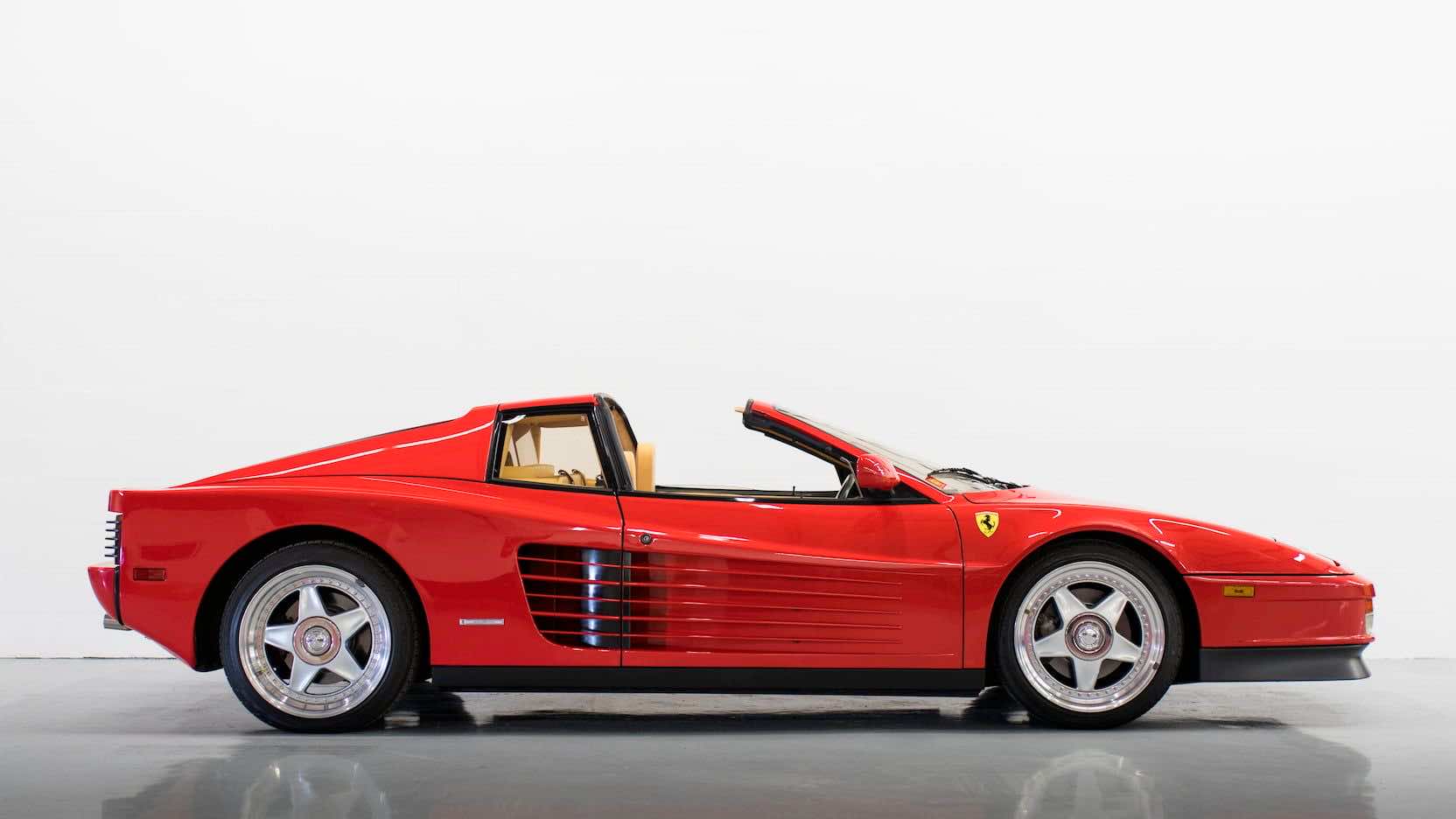 κόκκινη Ferrari Testarossa 