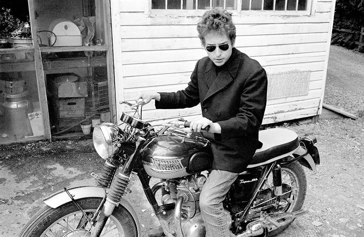Ο  Bob Dylan πάνω σε μοτοσυκλέτα