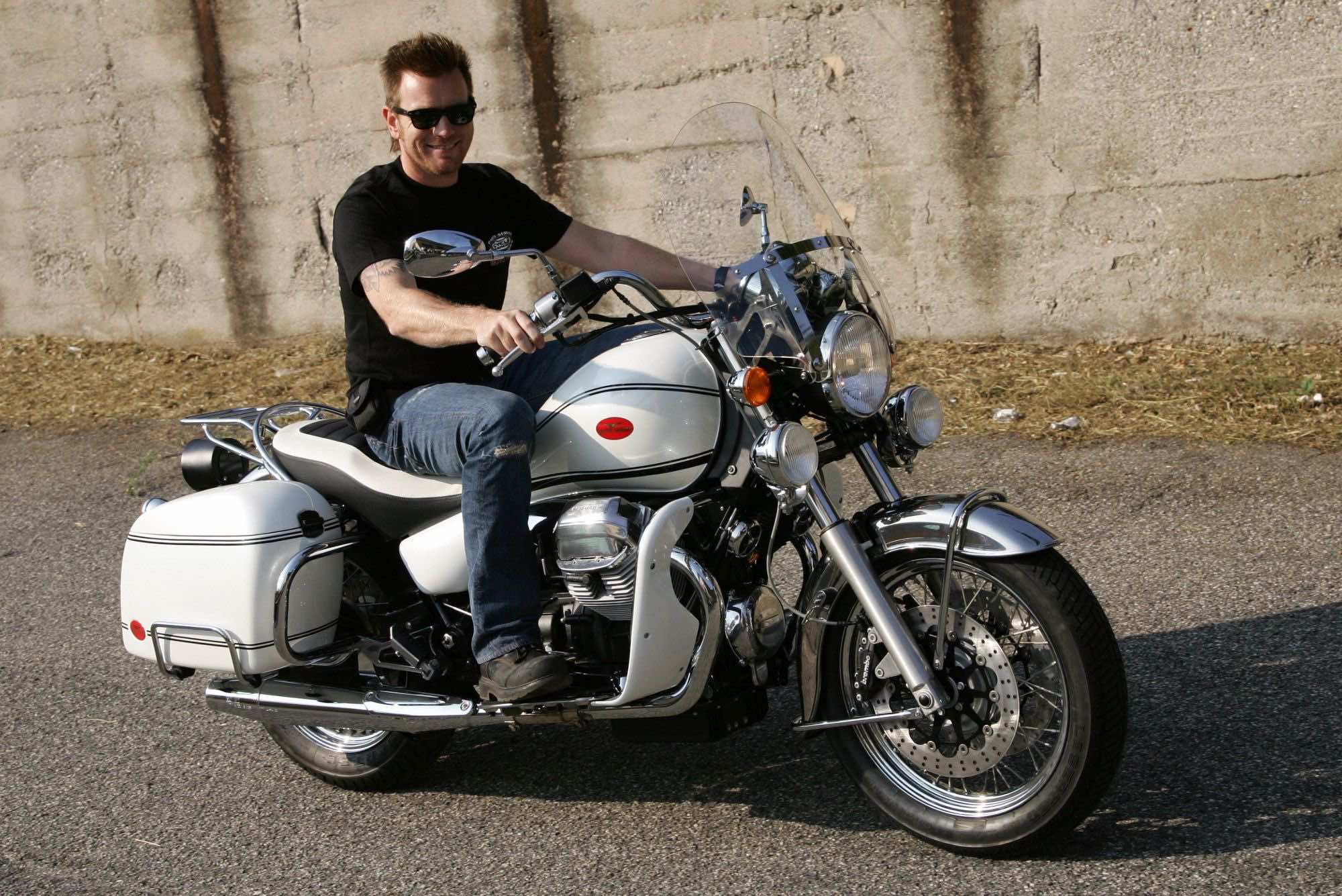 Ο Ewan McGregor πάνω σε άσπρη μοτοσυκλέτα