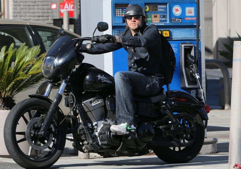 Φωτογραφία του Charlie Hunnam με την μοτοσυκλέτα: Harley Dyna Super Glide