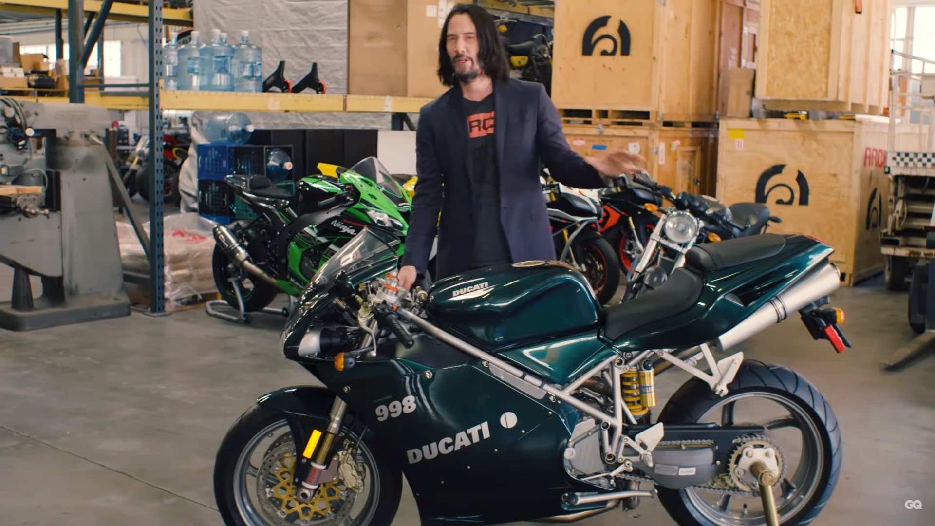 Ο Keanu Reeves δίπλα στη μοτοσυκλέτα του