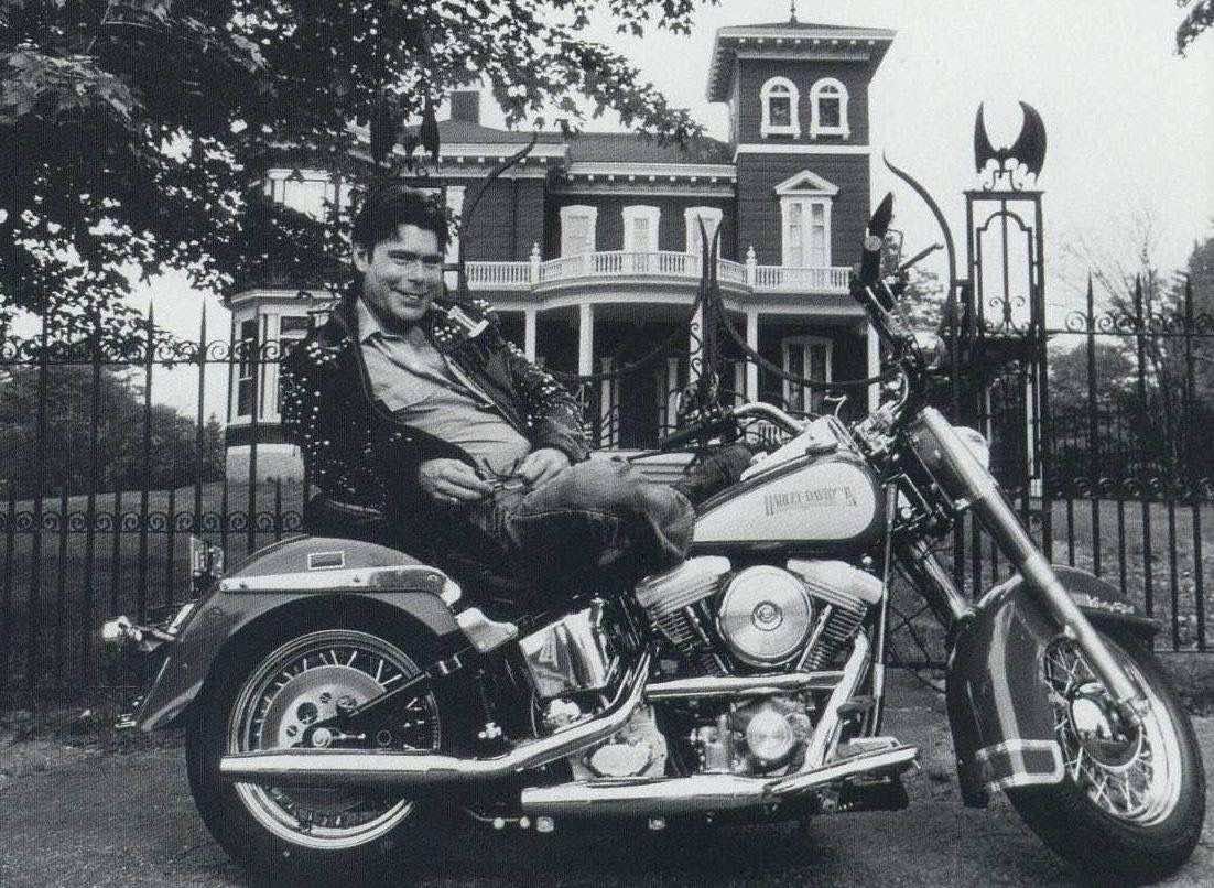 Ο Stephen King ποζάρει με την οτοσυκλέτα Harley-Davidson Road-Glide