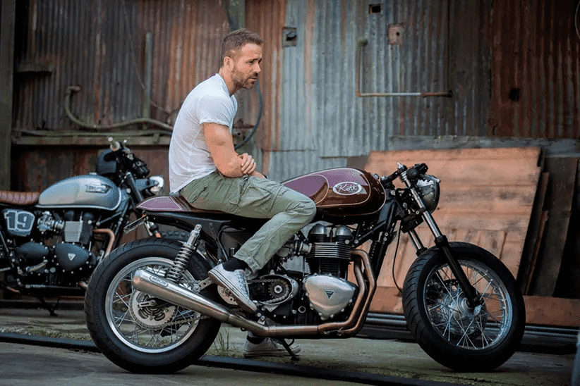 Ο Ryan Reynolds κάθεται πάνω στη μοτυσκλέτα του, μια Honda CB750