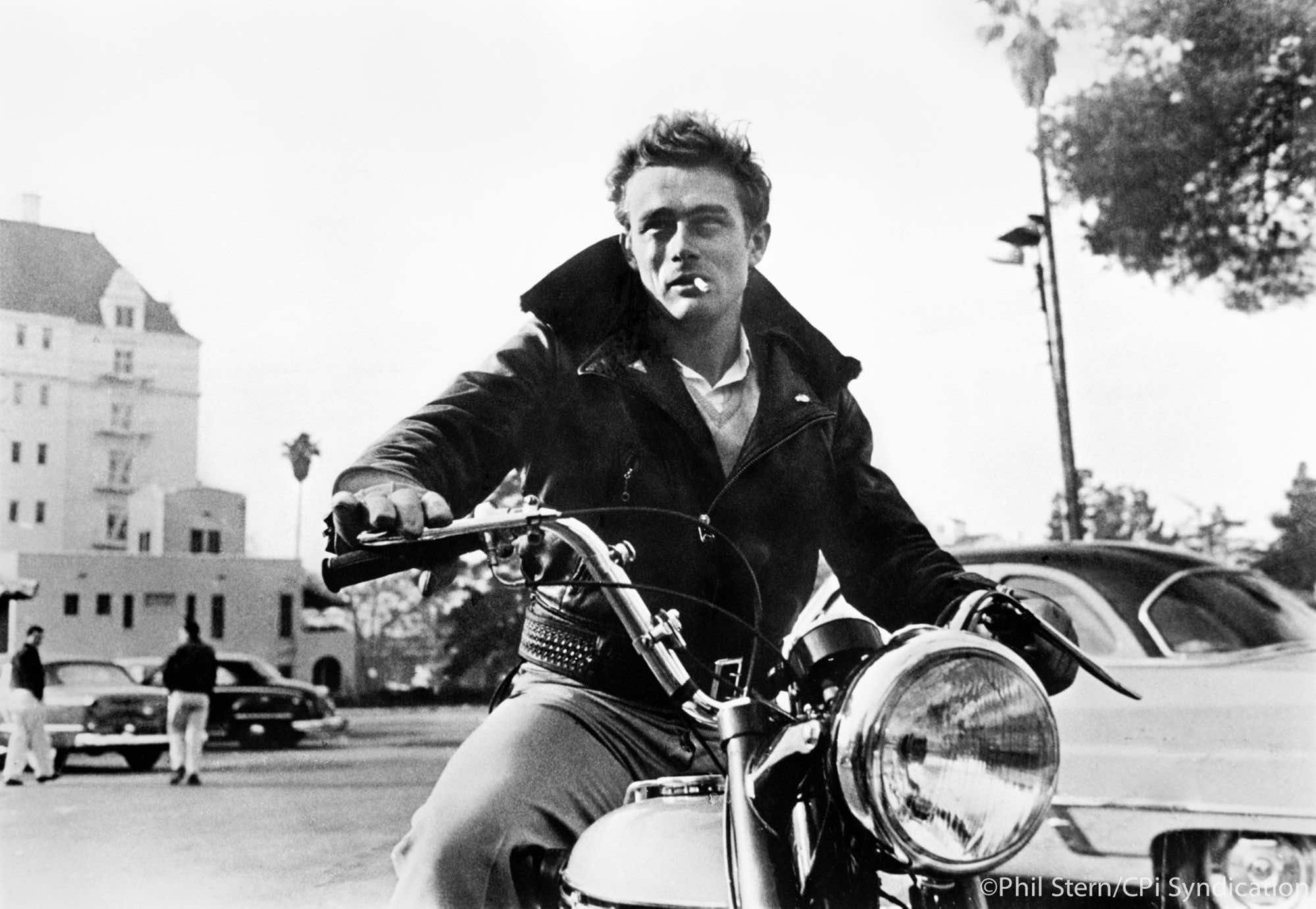 Ο James Dean πάνω στη μοτοσυκλέτα του