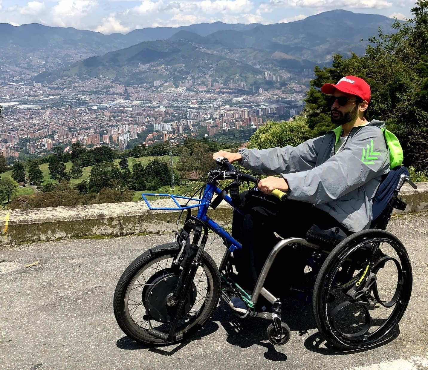 Φωτογραφία ανθρώπου που οδηγά το ηλεκτρικό αναπηρικό αμαξίδιο/μοτοσυκλέτα που έφτιαξε