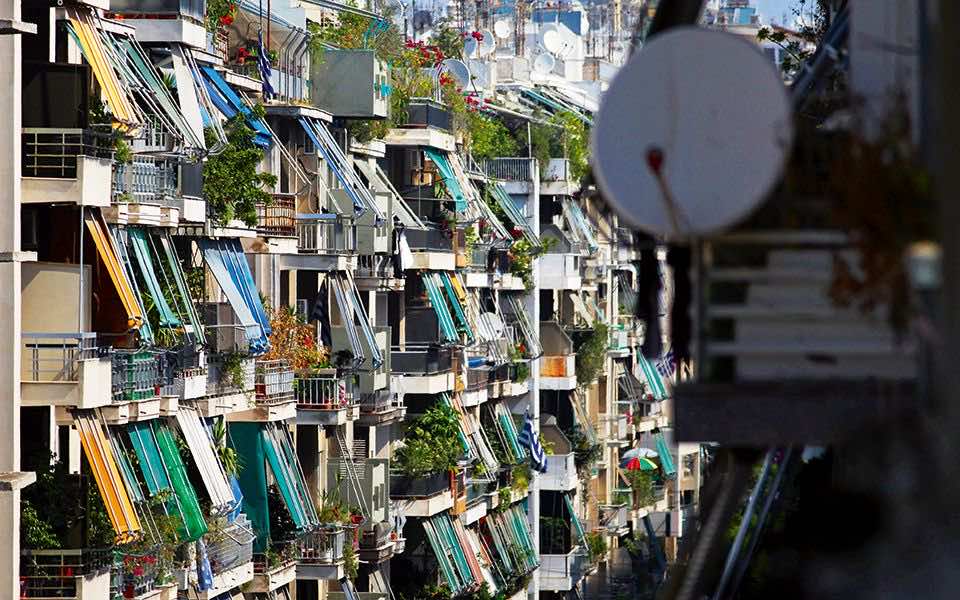 Μπαλκόνια από πολυκατοικίες στο κέντρο της Αθήνας