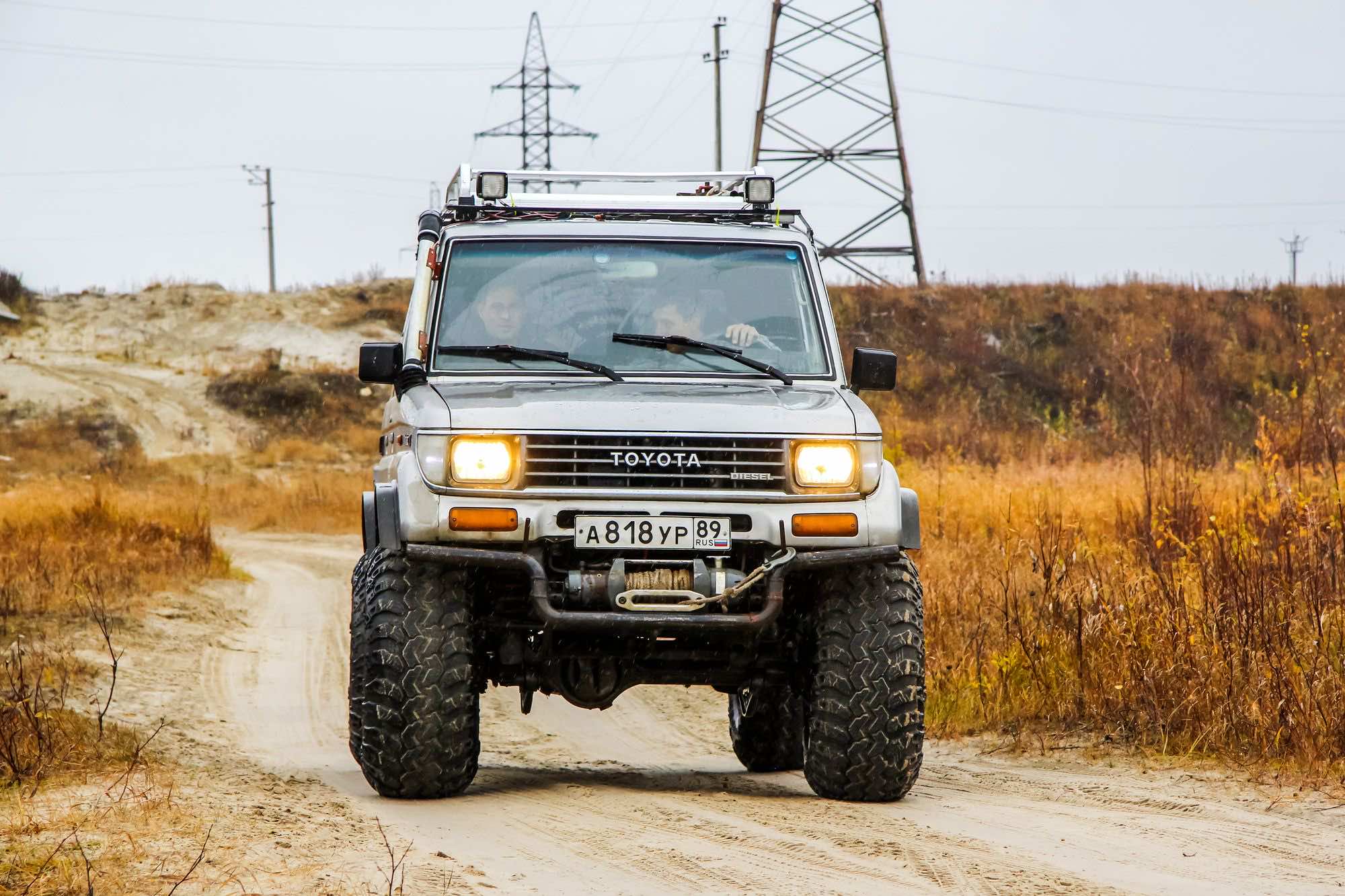 Toyota Land Cruiser FZJ80 σε αγροτικό δρόμο