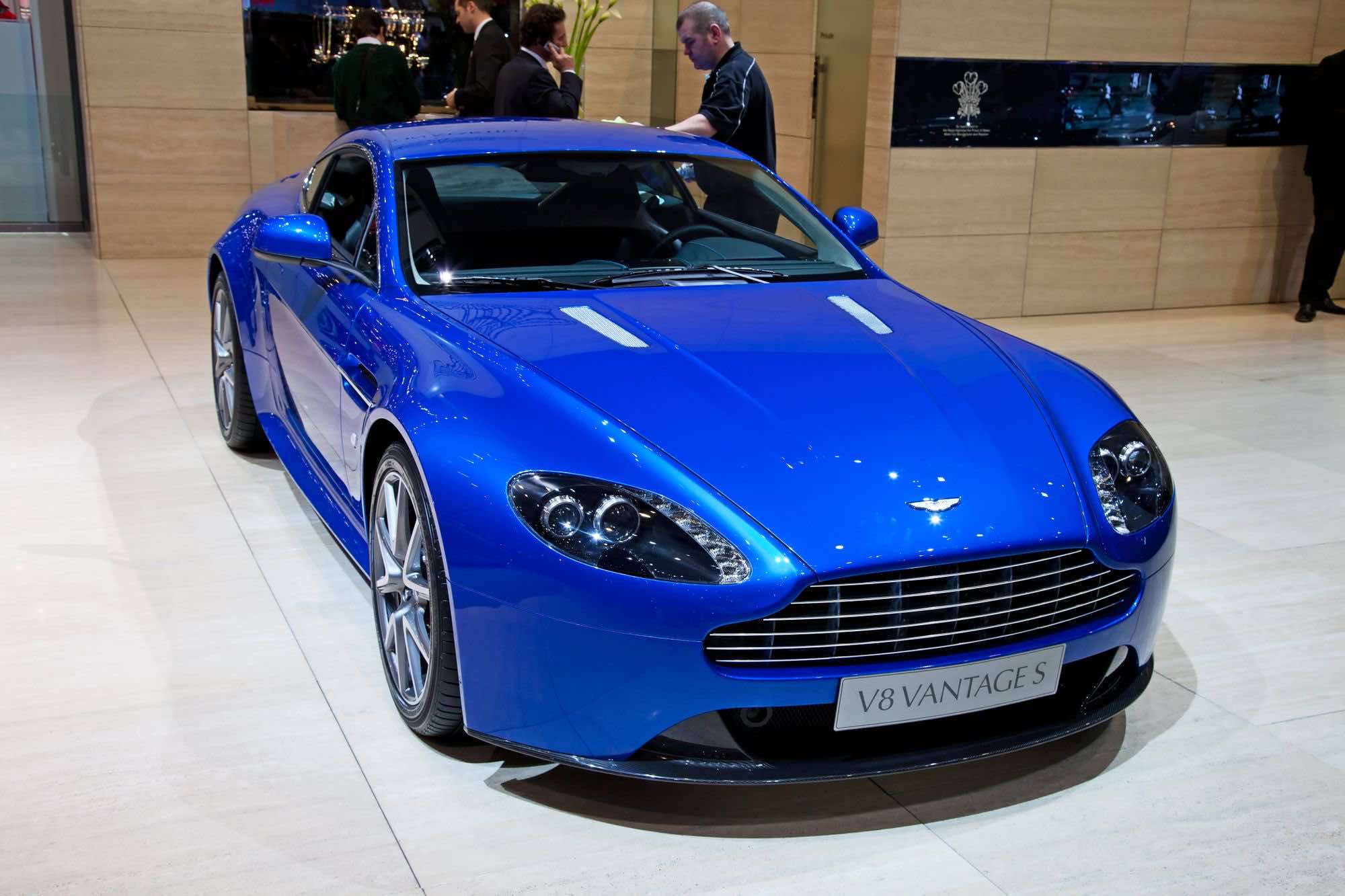 μπλε Aston Martin V8 Vantage σε έκθεση