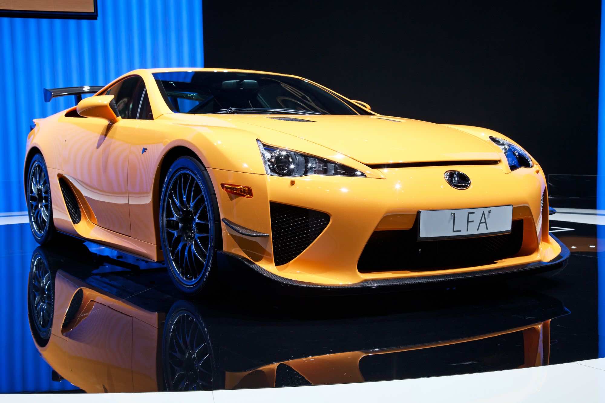 κίτρινη Lexus LFA σε έκθεση