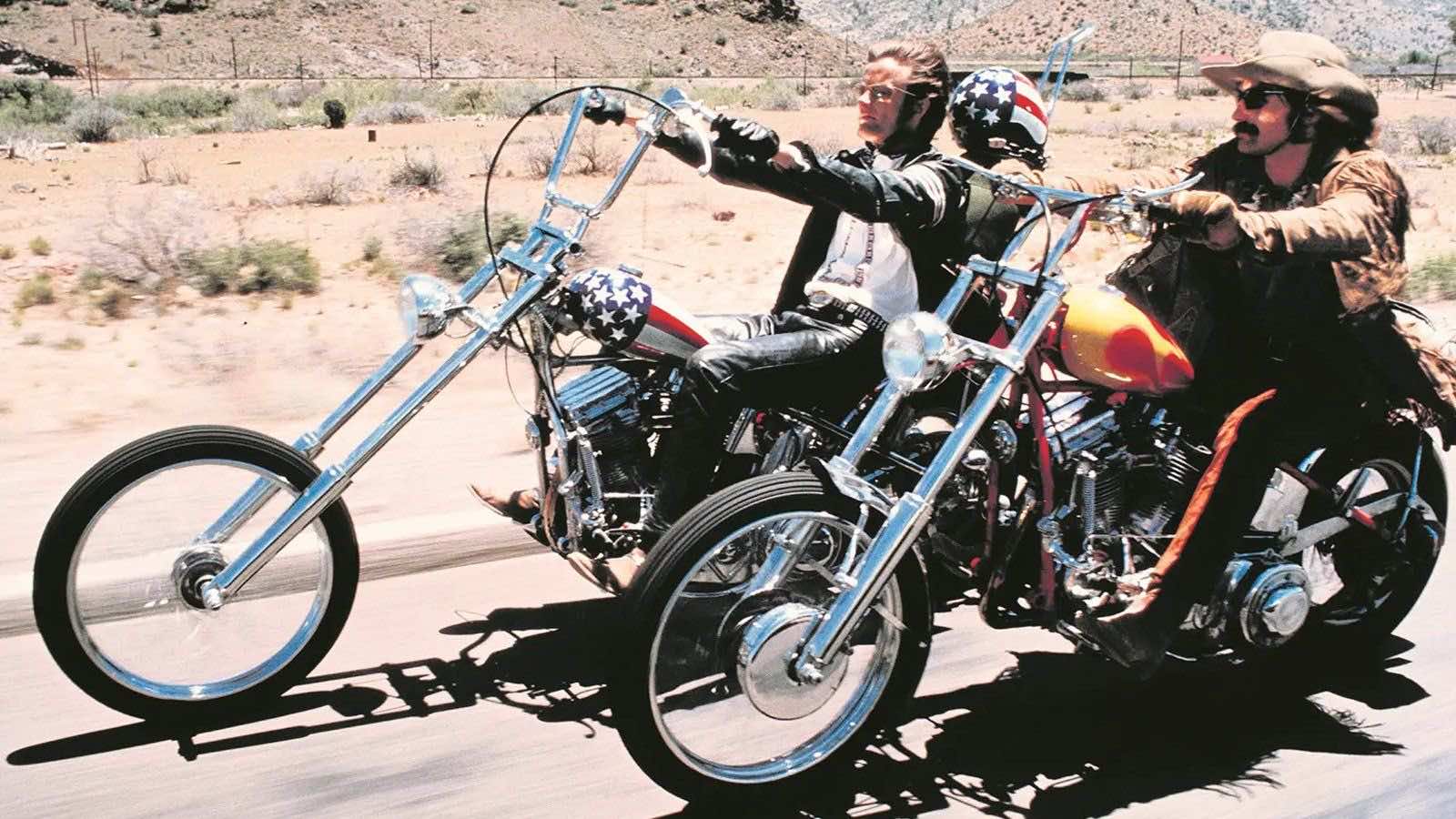 Φωτογραφία πλάνου από την ταινία Easy Rider με δύο μοτοσυκλετιστές και τις μηχανές τους