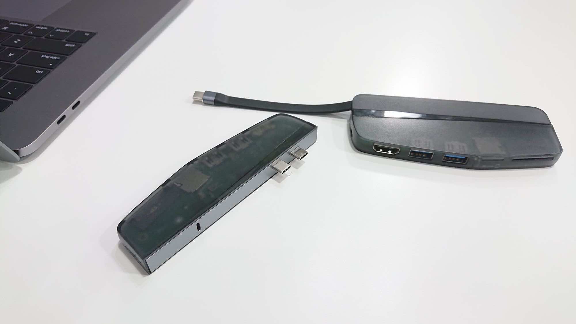 Φορητή συσκευή πόλυ-αποθήκευσης δίπλα σε φορητό υπολογιστή