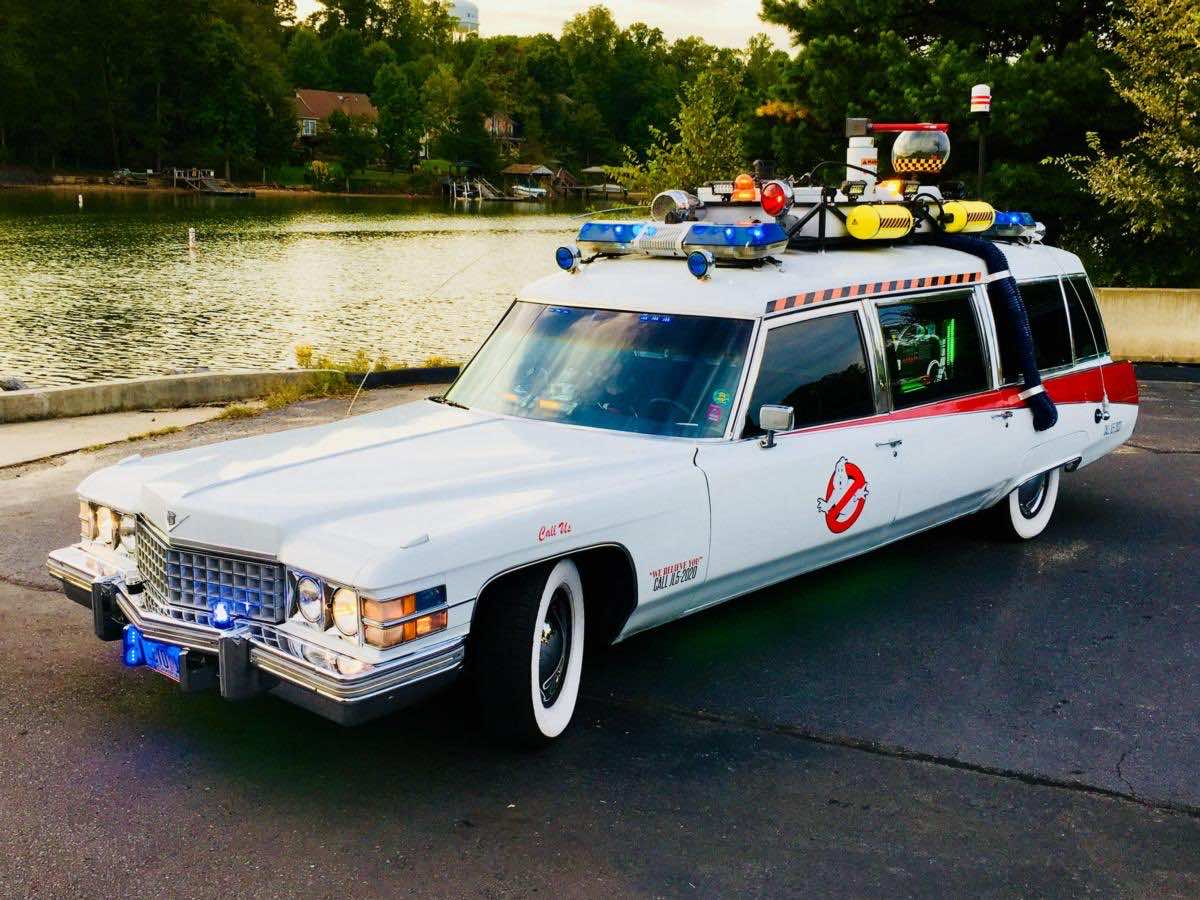 Volvo 240 από την ταινία Ghostbusters μπροστά από ποτάμι