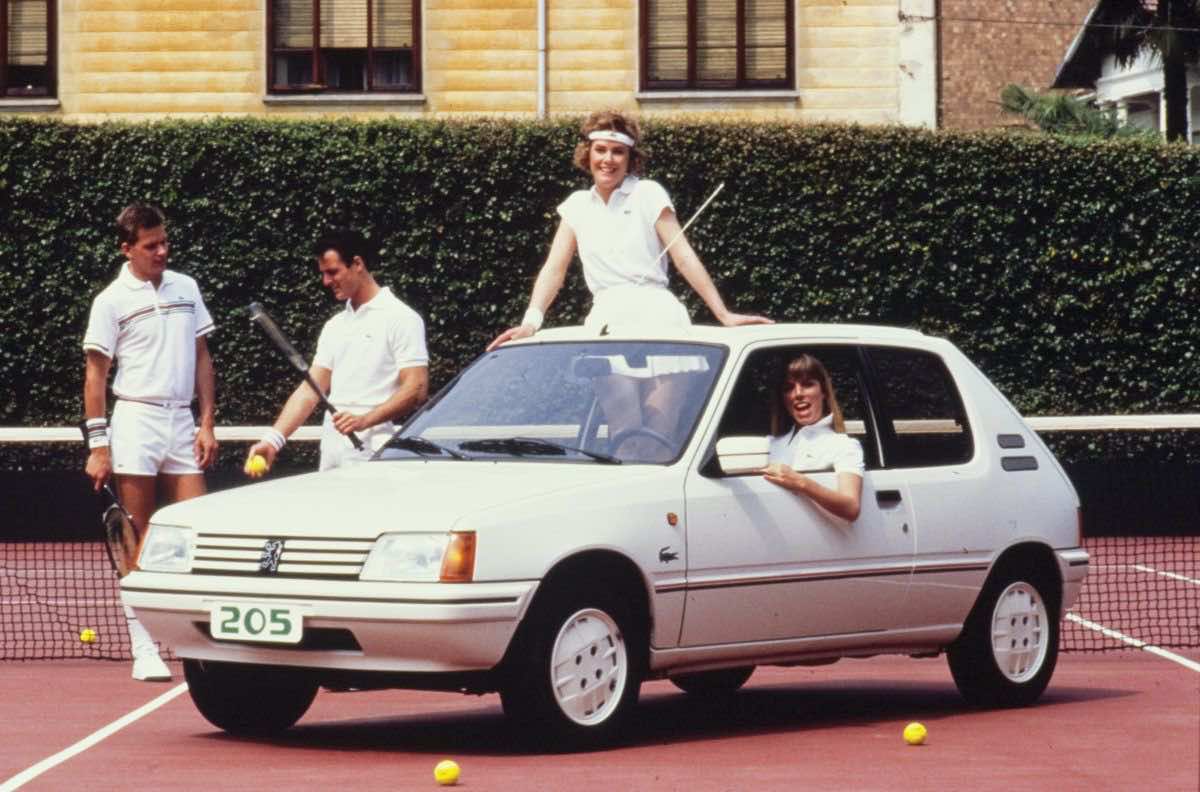 Το Peugeot 205 Lacoste μέσα σε ένα γήπεδο τέννις