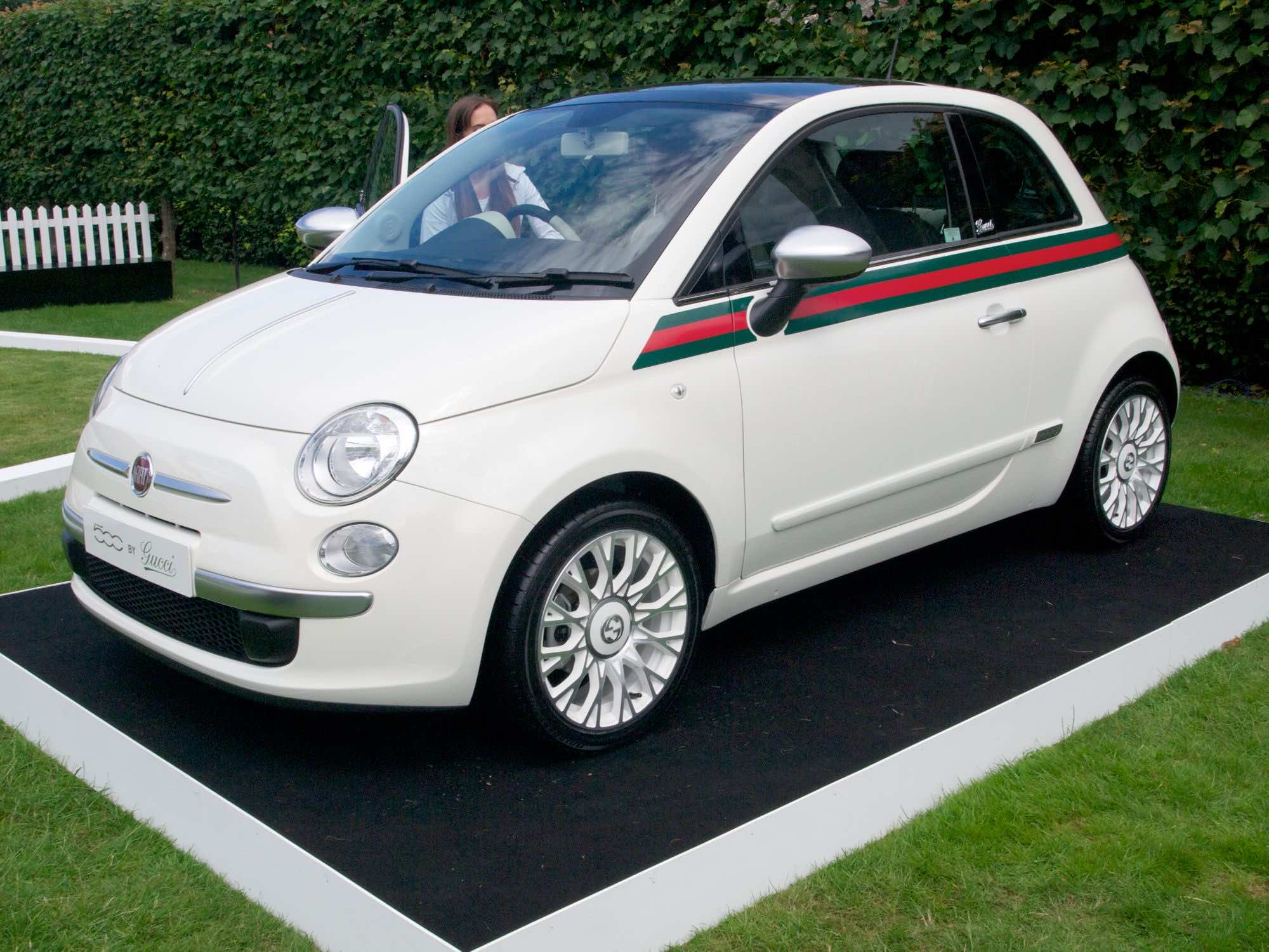 Το Fiat 500 Gucci παρκαρισμένο στο γκαζόν