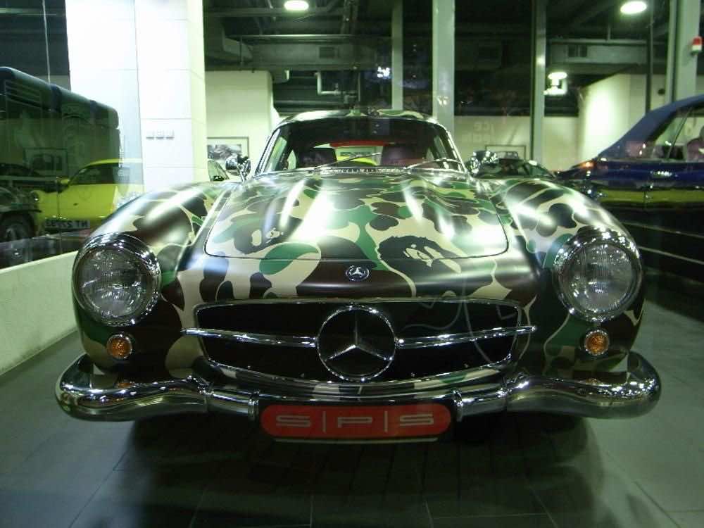 Μια Mercedes Benz 300 SL BAPE σε χρώματα παραλλαγής