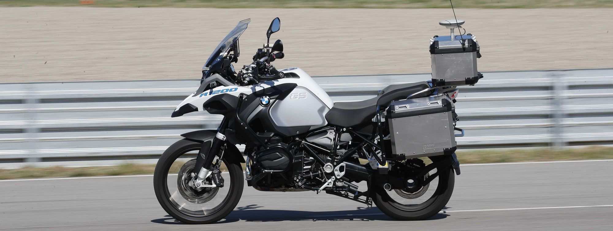 Μια BMW R1200GS παρκαρισμένη στην άκρη του δρόμου